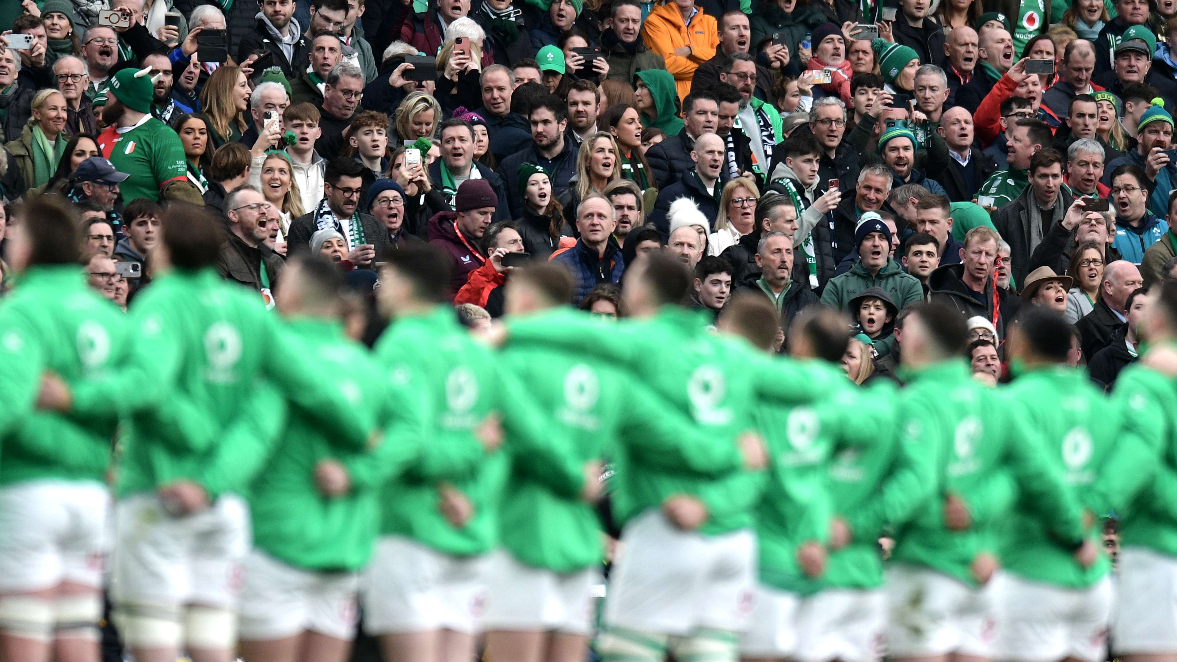 巴神谈国家队前景梅西与哈兰德金球奖之争引发讨论