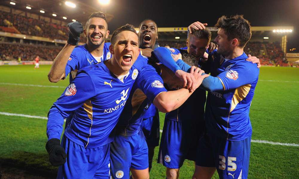 捧起冠军奖 捧起冠军奖